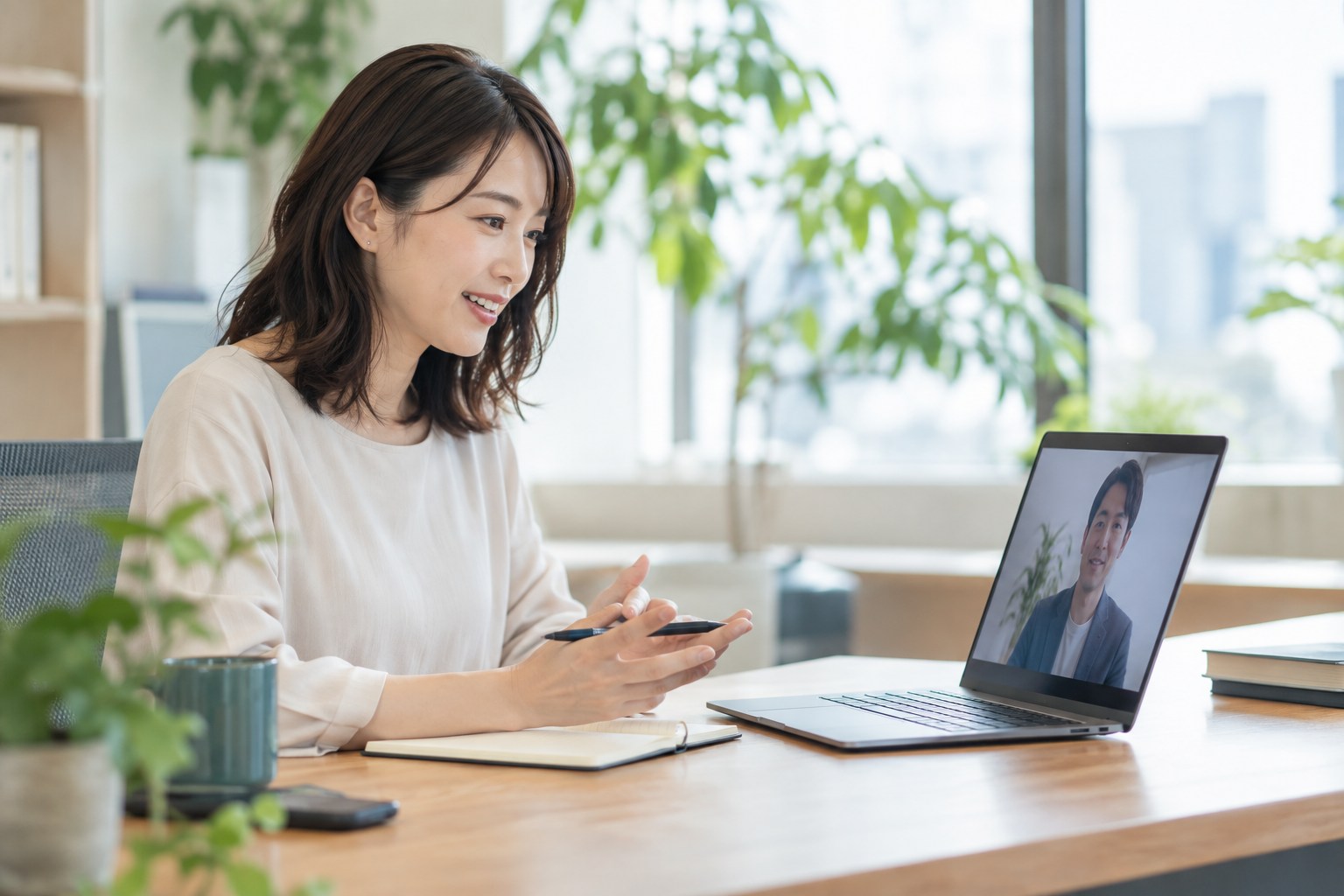 オフィスから穏やかな表情でオンラインインタビューに参加する女性のイメージ